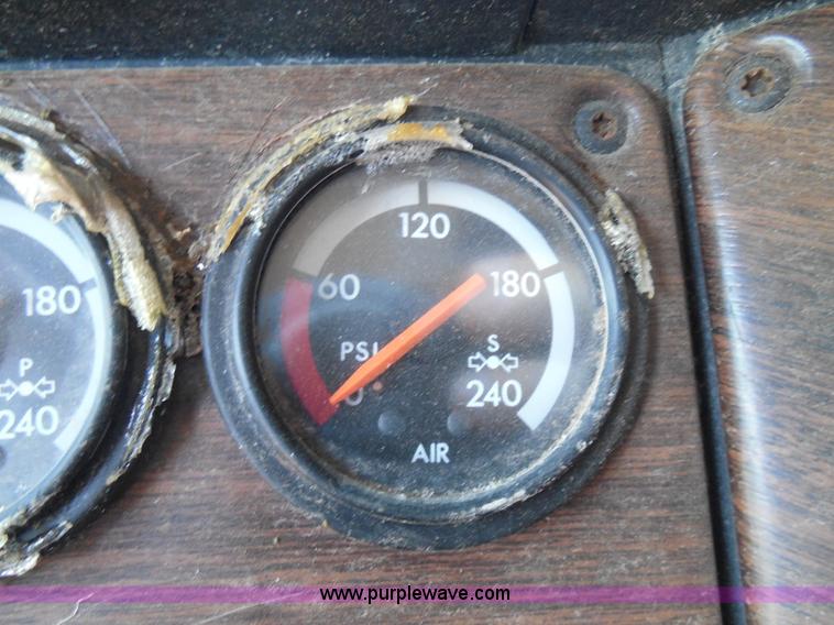 image for item I3463 1997 Freightliner FLD semi truck