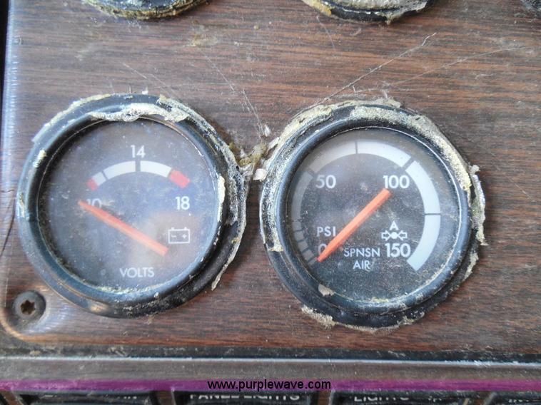 image for item I3463 1997 Freightliner FLD semi truck