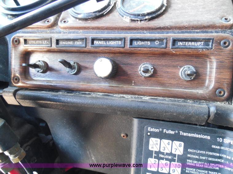 image for item I3463 1997 Freightliner FLD semi truck