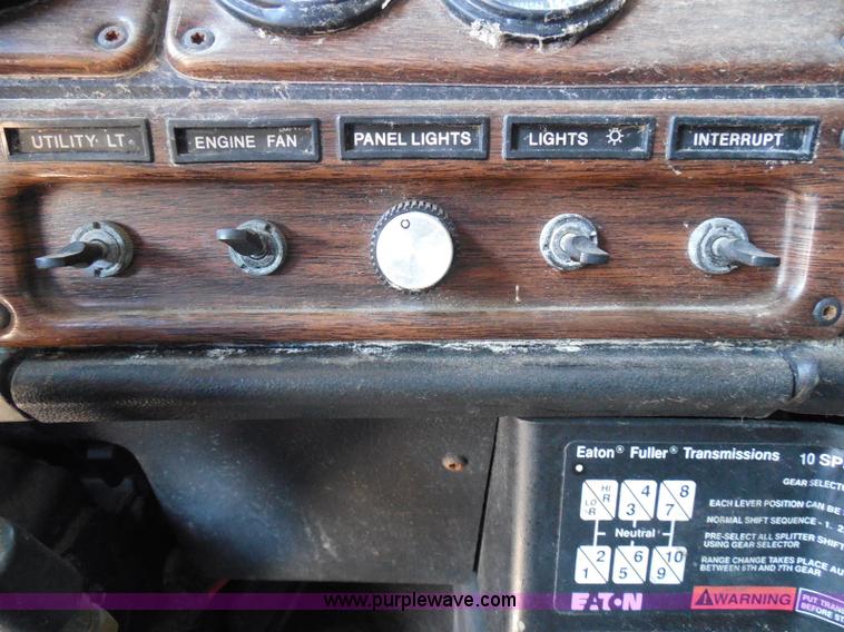 image for item I3463 1997 Freightliner FLD semi truck