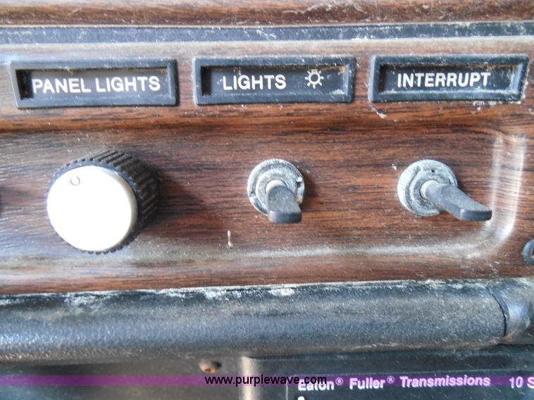 image for item I3463 1997 Freightliner FLD semi truck