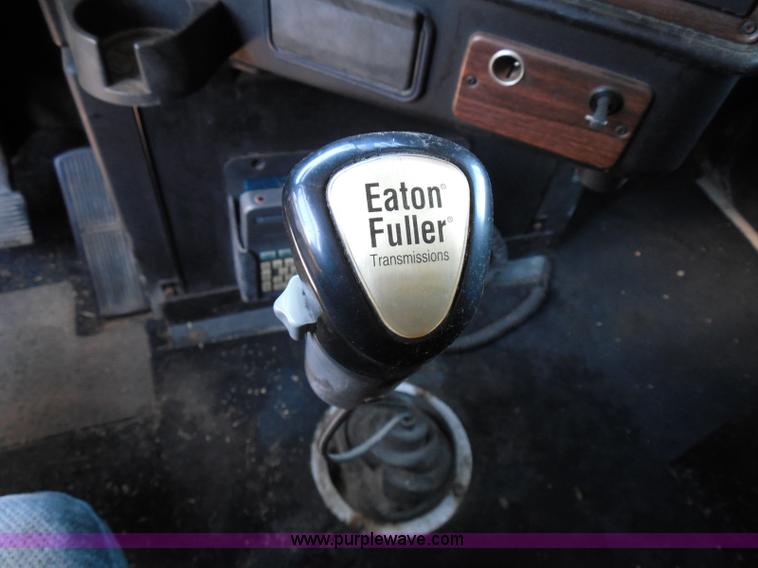 image for item I3463 1997 Freightliner FLD semi truck