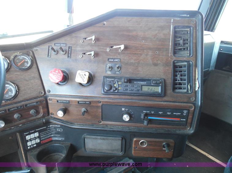 image for item I3463 1997 Freightliner FLD semi truck