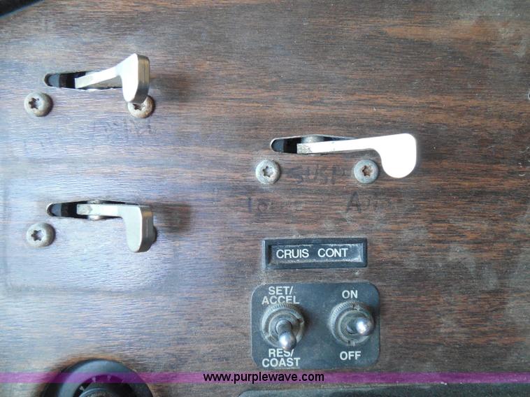 image for item I3463 1997 Freightliner FLD semi truck