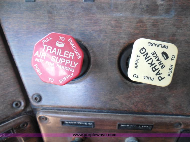 image for item I3463 1997 Freightliner FLD semi truck