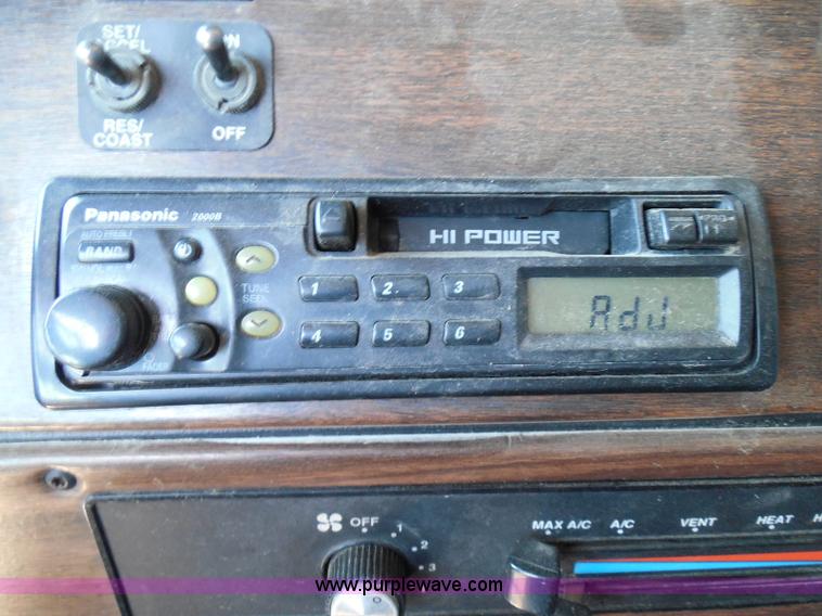 image for item I3463 1997 Freightliner FLD semi truck