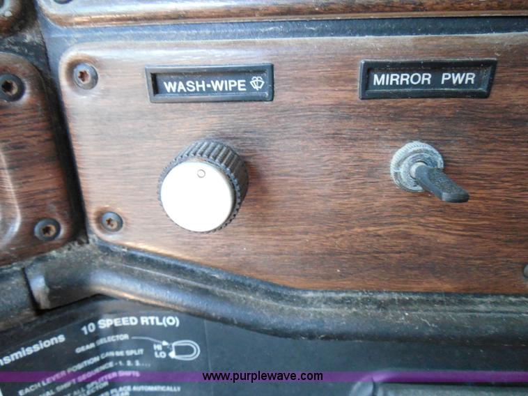 image for item I3463 1997 Freightliner FLD semi truck