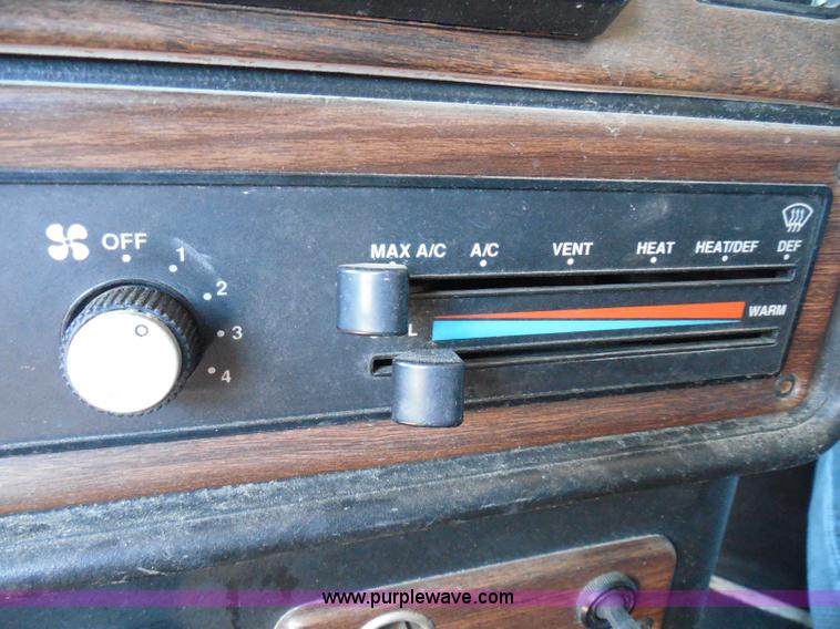 image for item I3463 1997 Freightliner FLD semi truck