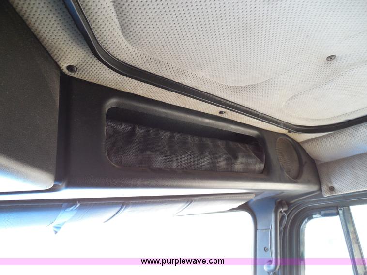 image for item I3463 1997 Freightliner FLD semi truck