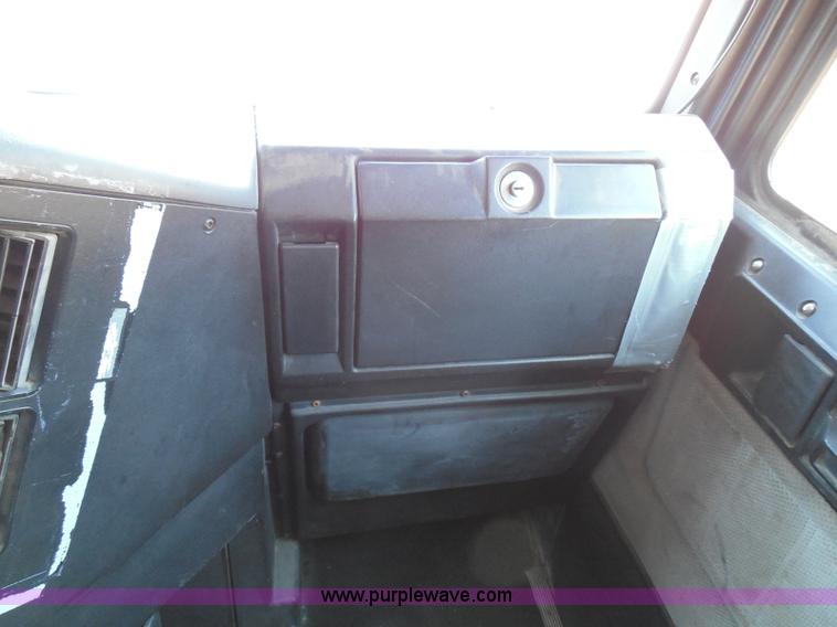 image for item I3463 1997 Freightliner FLD semi truck