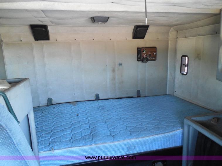 image for item I3463 1997 Freightliner FLD semi truck