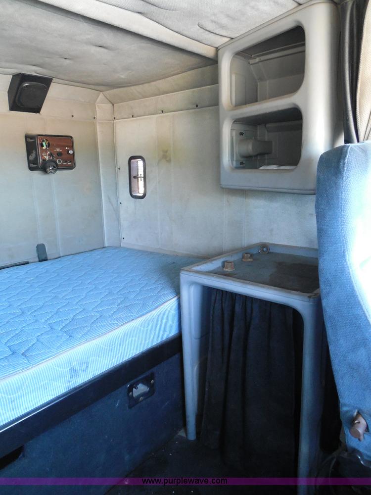 image for item I3463 1997 Freightliner FLD semi truck