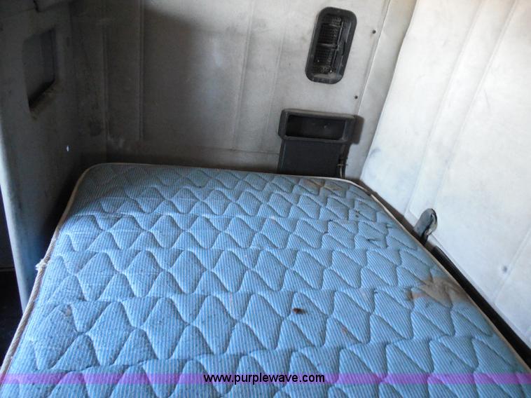 image for item I3463 1997 Freightliner FLD semi truck