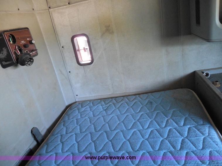 image for item I3463 1997 Freightliner FLD semi truck