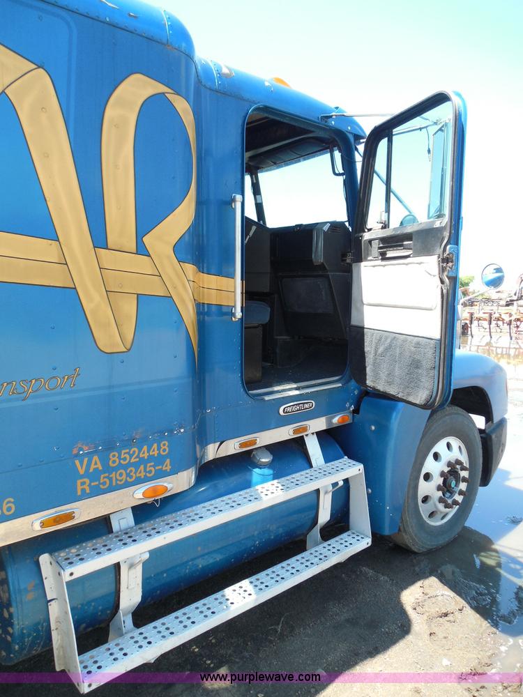 image for item I3463 1997 Freightliner FLD semi truck