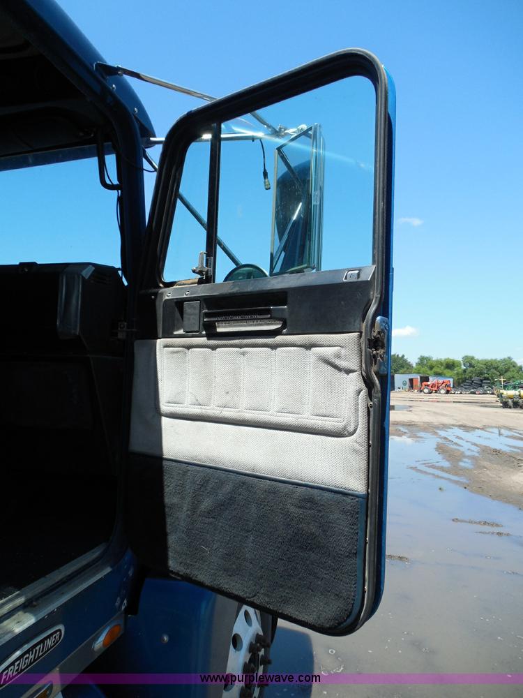 image for item I3463 1997 Freightliner FLD semi truck