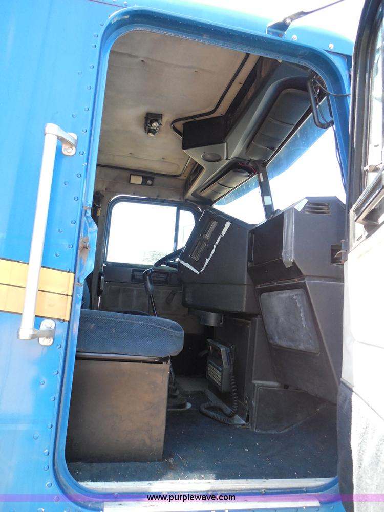 image for item I3463 1997 Freightliner FLD semi truck