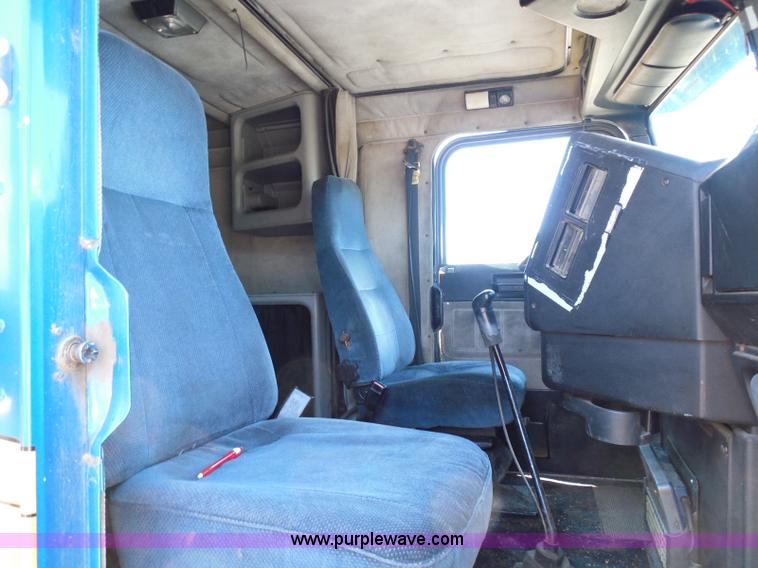 image for item I3463 1997 Freightliner FLD semi truck