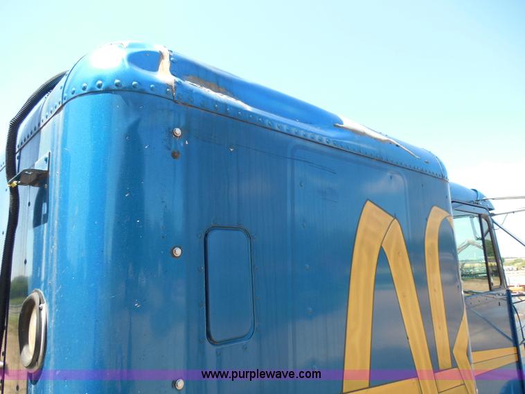 image for item I3463 1997 Freightliner FLD semi truck