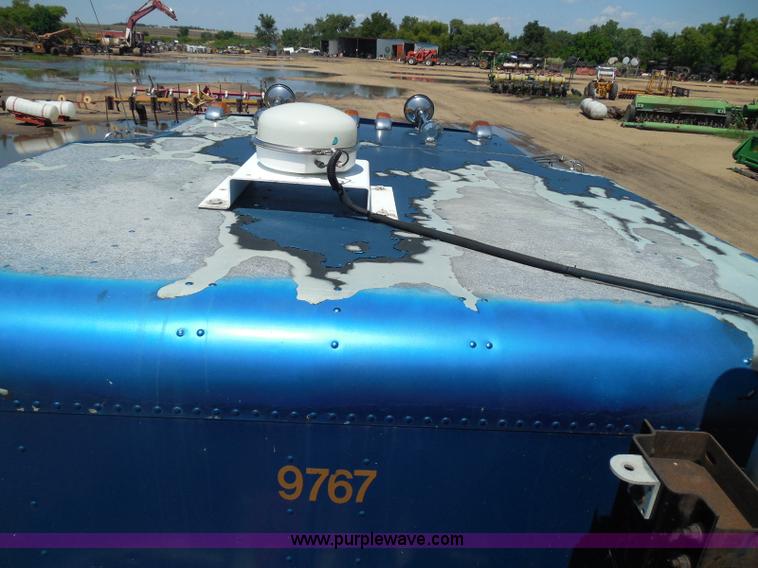 image for item I3463 1997 Freightliner FLD semi truck