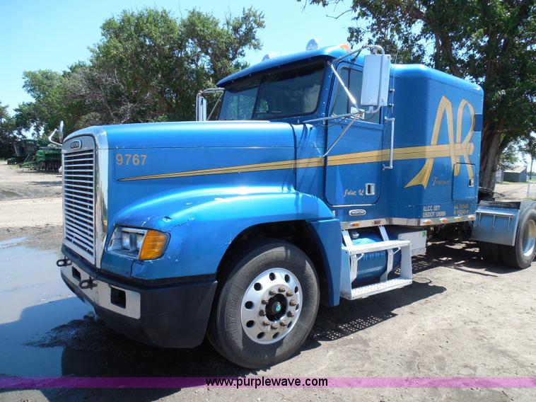 image for item I3463 1997 Freightliner FLD semi truck