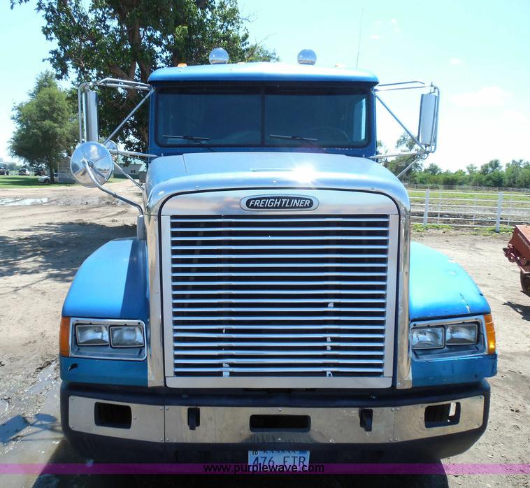 image for item I3463 1997 Freightliner FLD semi truck