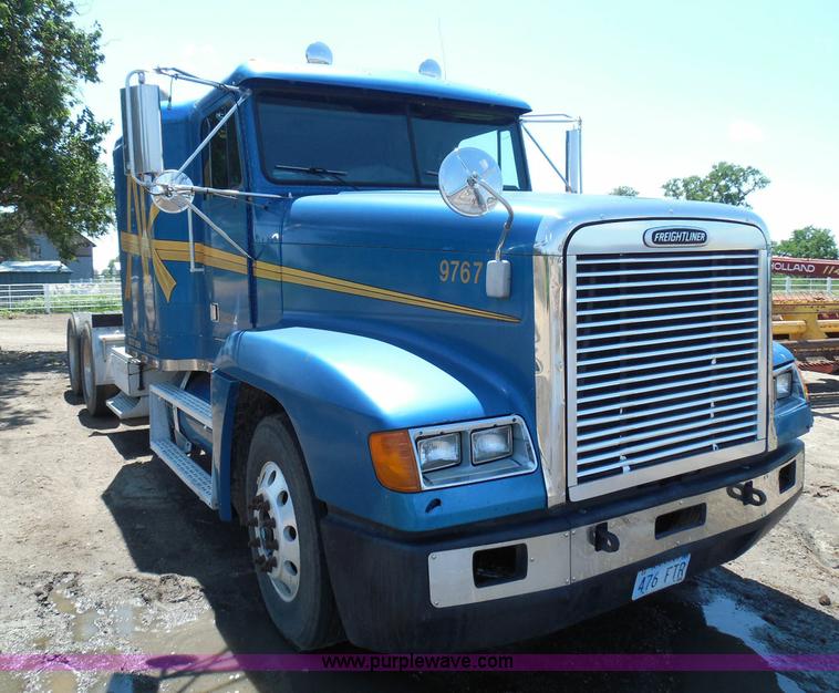 image for item I3463 1997 Freightliner FLD semi truck
