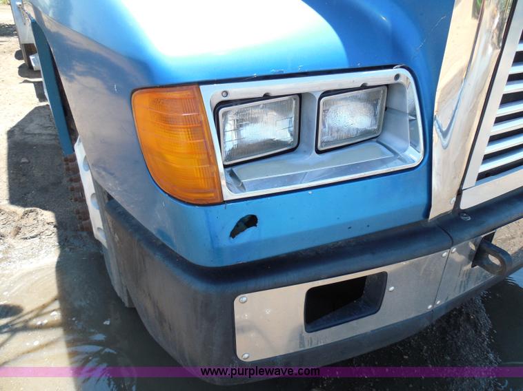 image for item I3463 1997 Freightliner FLD semi truck