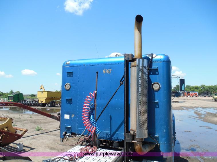 image for item I3463 1997 Freightliner FLD semi truck