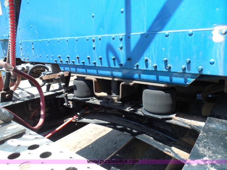 image for item I3463 1997 Freightliner FLD semi truck