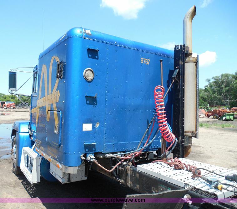 image for item I3463 1997 Freightliner FLD semi truck