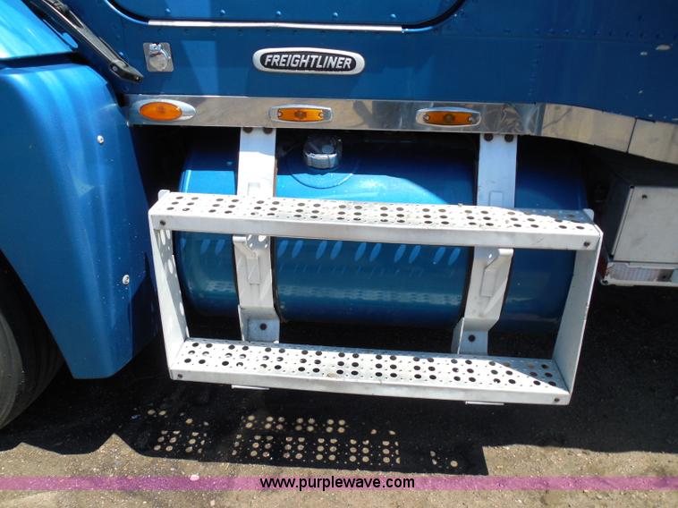 image for item I3463 1997 Freightliner FLD semi truck
