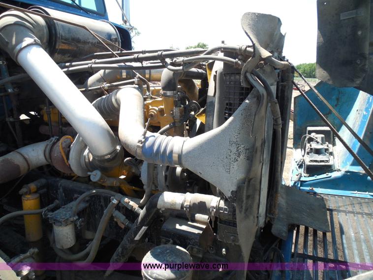 image for item I3463 1997 Freightliner FLD semi truck