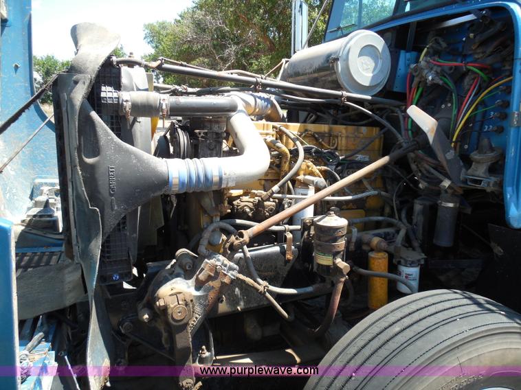 image for item I3463 1997 Freightliner FLD semi truck