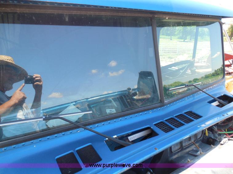 image for item I3463 1997 Freightliner FLD semi truck