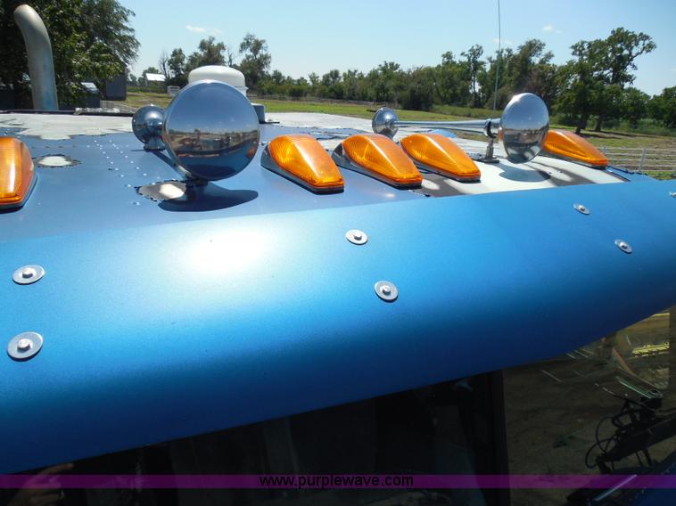 image for item I3463 1997 Freightliner FLD semi truck