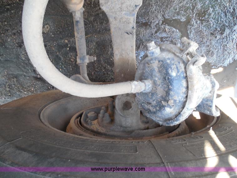 image for item I3463 1997 Freightliner FLD semi truck