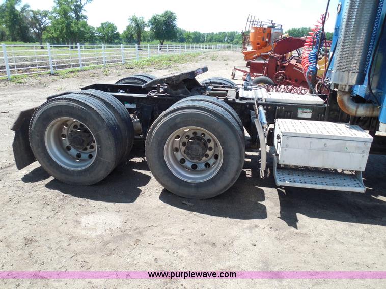 image for item I3463 1997 Freightliner FLD semi truck