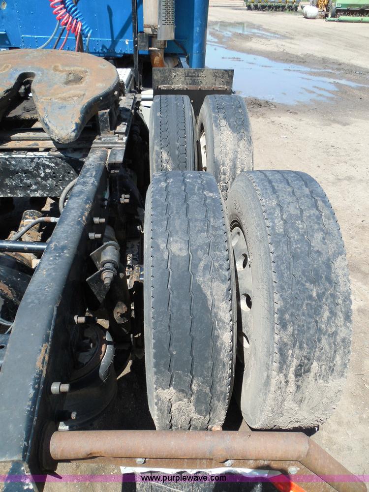 image for item I3463 1997 Freightliner FLD semi truck