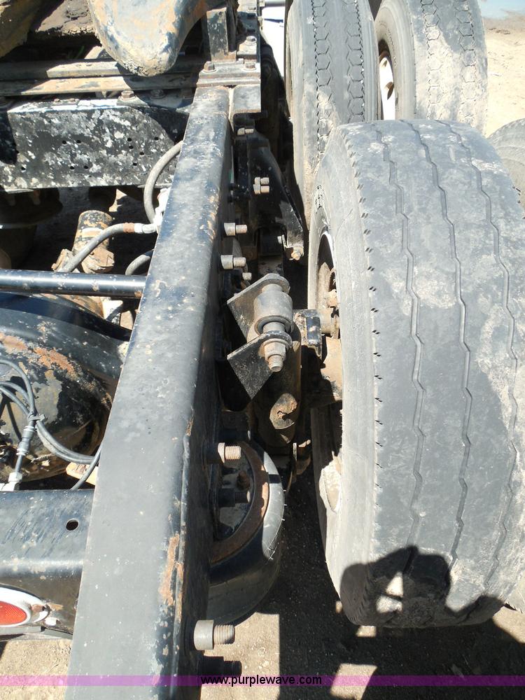 image for item I3463 1997 Freightliner FLD semi truck