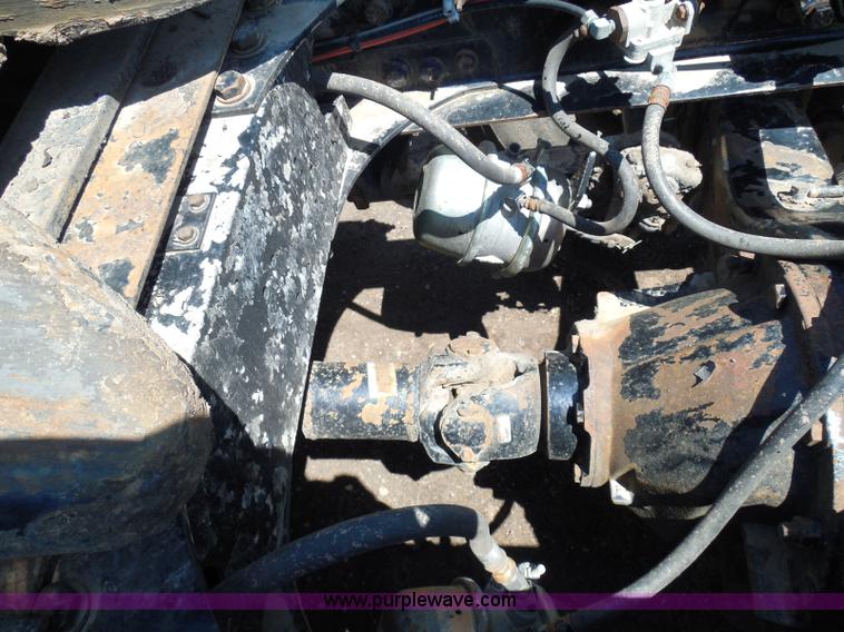 image for item I3463 1997 Freightliner FLD semi truck