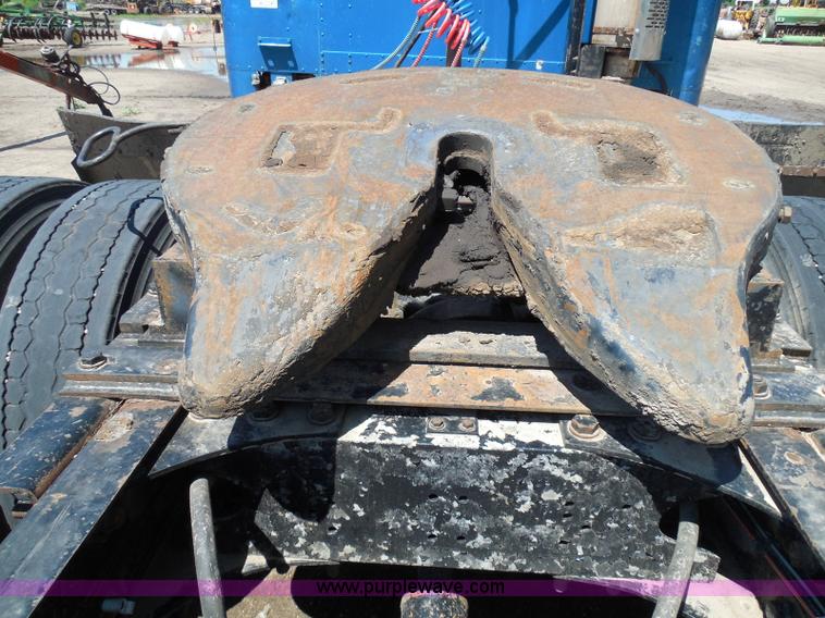 image for item I3463 1997 Freightliner FLD semi truck