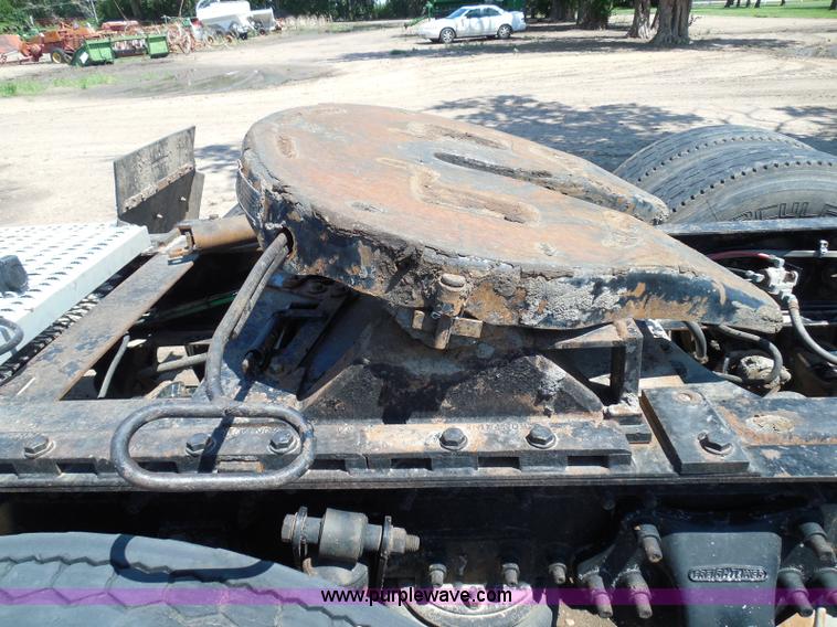 image for item I3463 1997 Freightliner FLD semi truck