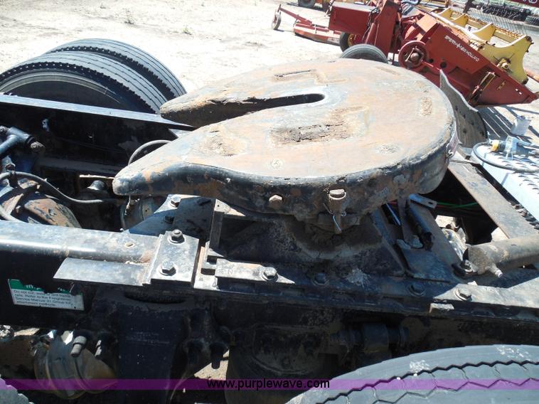 image for item I3463 1997 Freightliner FLD semi truck