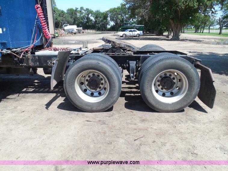 image for item I3463 1997 Freightliner FLD semi truck