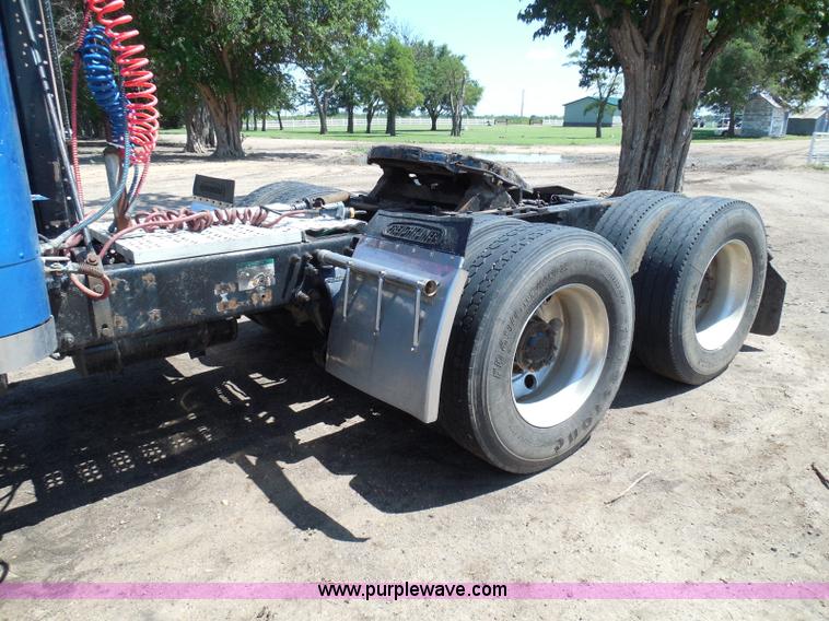 image for item I3463 1997 Freightliner FLD semi truck