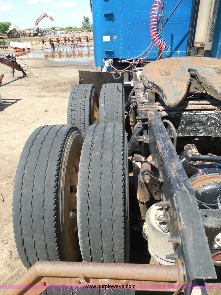 image for item I3463 1997 Freightliner FLD semi truck