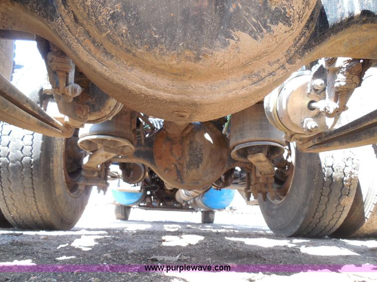 image for item I3463 1997 Freightliner FLD semi truck