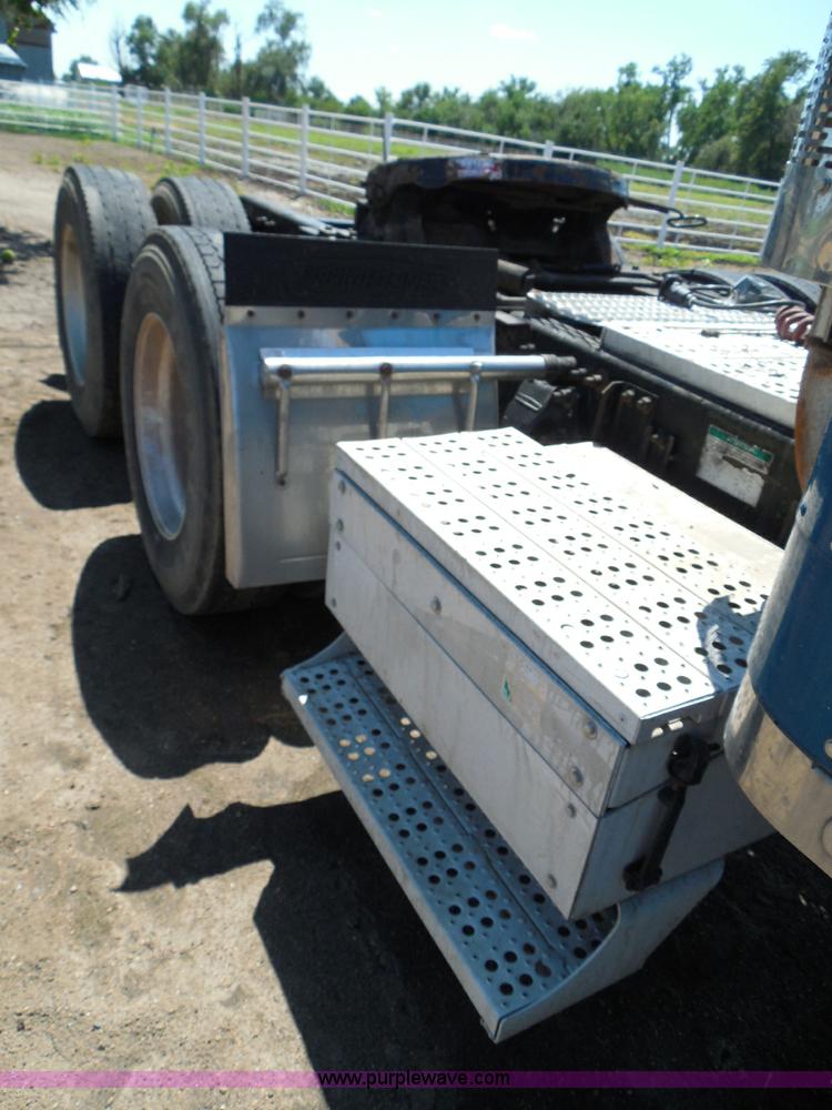 image for item I3463 1997 Freightliner FLD semi truck