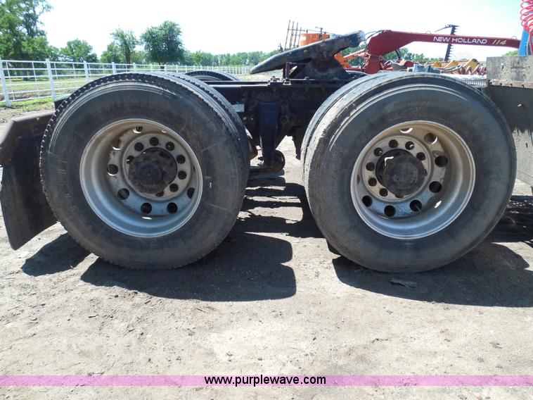 image for item I3463 1997 Freightliner FLD semi truck